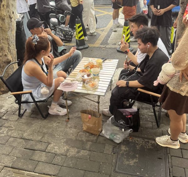 千红网 刘畊宏夫妇武汉街边吃麻辣烫，王婉霏发福赘肉明显